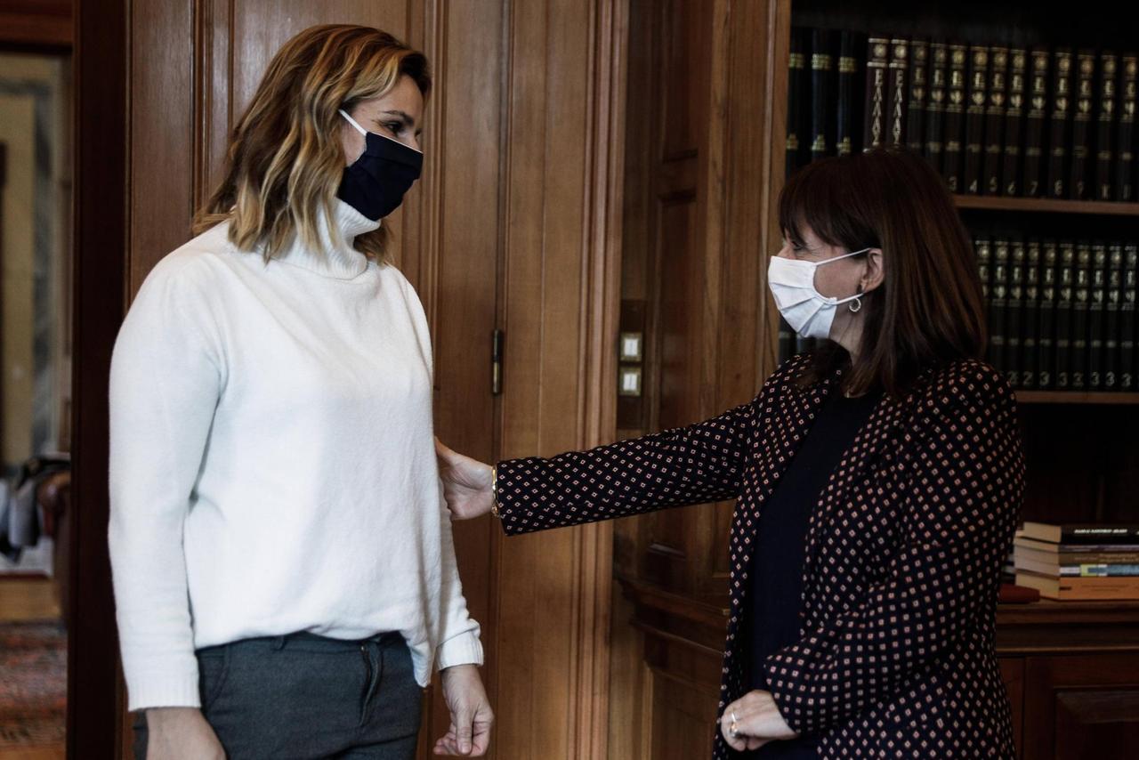 Katerina Sakellaropoulou (r.) empfängt die Seglerin Sofia Bekatorou, nachdem diese Vergewaltigungsvorwürfe gegen einen Funktionär erhoben hatte Katerina Sakellaropoulou (r.) empfängt die Seglerin Sofia Bekatorou, nachdem diese Vergewaltigungsvorwürfe gegen einen Funktionär erhoben hatte