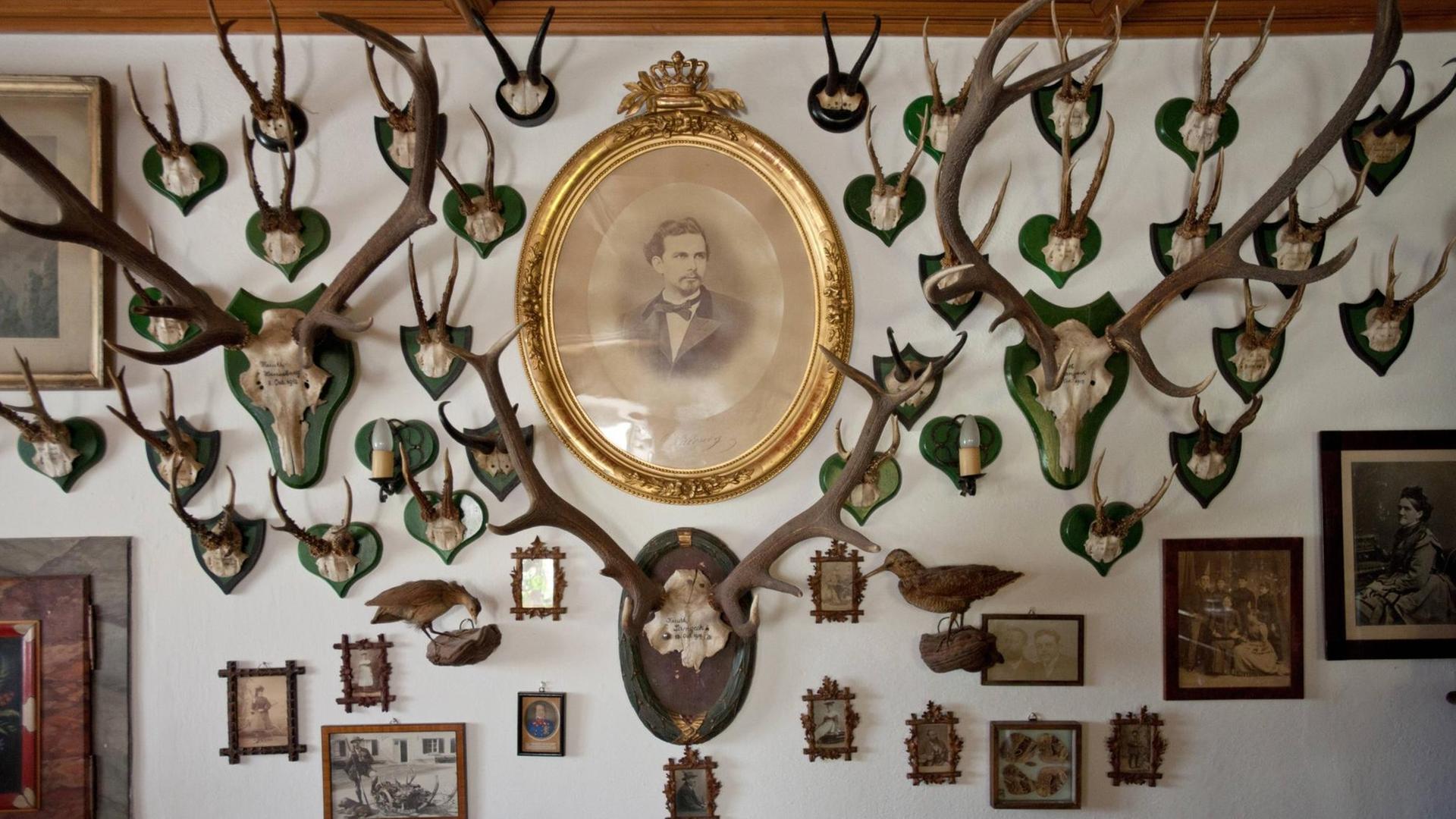 Hirschgeweihe hängen in der Stube vom Ludwig Thoma Haus auf der Tufften am Tegernsee an der Wand. Hirschgeweihe hängen in der Stube vom Ludwig Thoma Haus auf der Tufften am Tegernsee an der Wand.