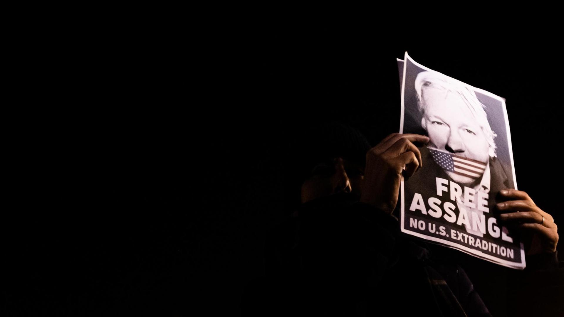 Ein Protestierender fordert bei einer Demo in Paris die sofortige Freilassung von Julian Assange.