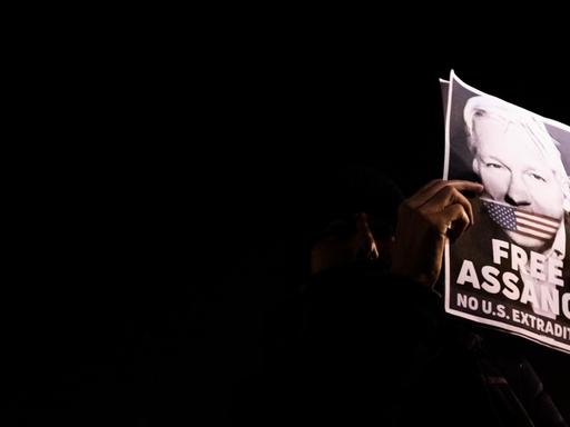 Ein Protestierender fordert bei einer Demo in Paris die sofortige Freilassung von Julian Assange.