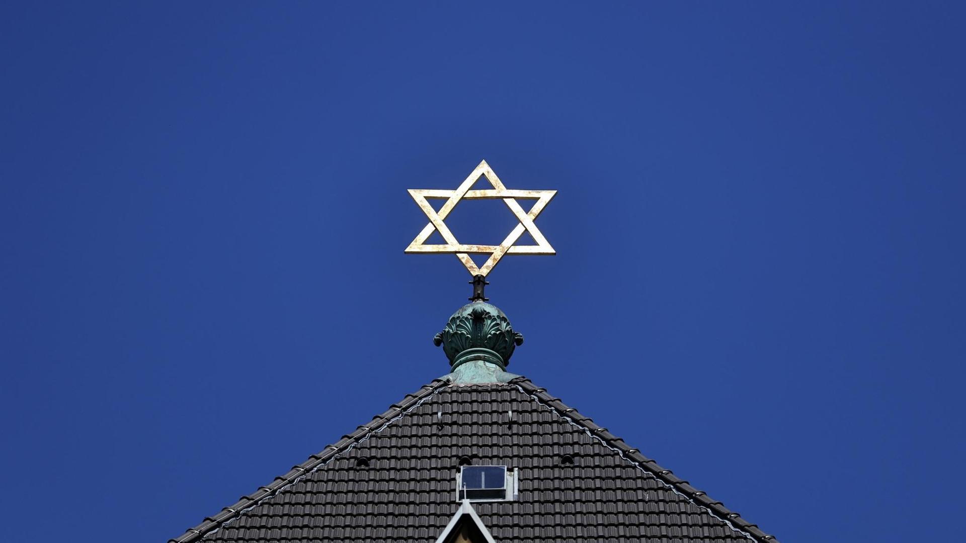 Die Kölner Synagoge in der Roonstraße im Kwartier Latäng. Hier steht Tag und Nacht ein Polizeiauto und hält Wache. Die Landesregierung von NRW richtete zuletzt eine Meldemöglichkeit für antisemitische Vorfälle unterhalb der Strafbarkeitsgrenze ein. Köln, 27.09.2021 Die Kölner Synagoge in der Roonstraße im Kwartier Latäng. Hier steht Tag und Nacht ein Polizeiauto und hält Wache. Die Landesregierung von NRW richtete zuletzt eine Meldemöglichkeit für antisemitische Vorfälle unterhalb der Strafbarkeitsgrenze ein. Köln, 27.09.2021