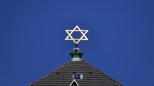 Die Kölner Synagoge in der Roonstraße im Kwartier Latäng. Hier steht Tag und Nacht ein Polizeiauto und hält Wache. Die Landesregierung von NRW richtete zuletzt eine Meldemöglichkeit für antisemitische Vorfälle unterhalb der Strafbarkeitsgrenze ein. Köln, 27.09.2021