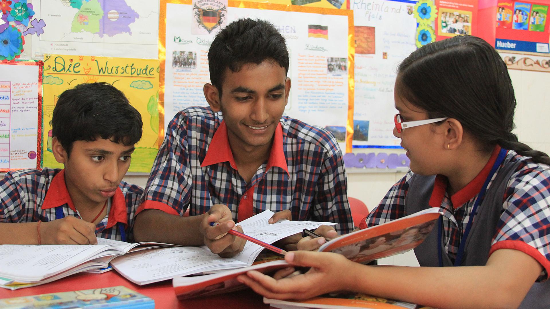 Deutschunterricht in einer indischen Schule: Wer nach dem Abschluss einen Job haben will, braucht Bestnoten. Deutschunterricht in einer indischen Schule: Wer nach dem Abschluss einen Job haben will, braucht Bestnoten.