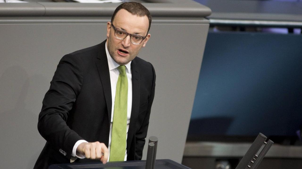 Jens Spahn, parlamentarischer Staatssekretär im Bundesfinanzministerium (CDU), spricht im Bundestag. Jens Spahn, parlamentarischer Staatssekretär im Bundesfinanzministerium (CDU), spricht im Bundestag.