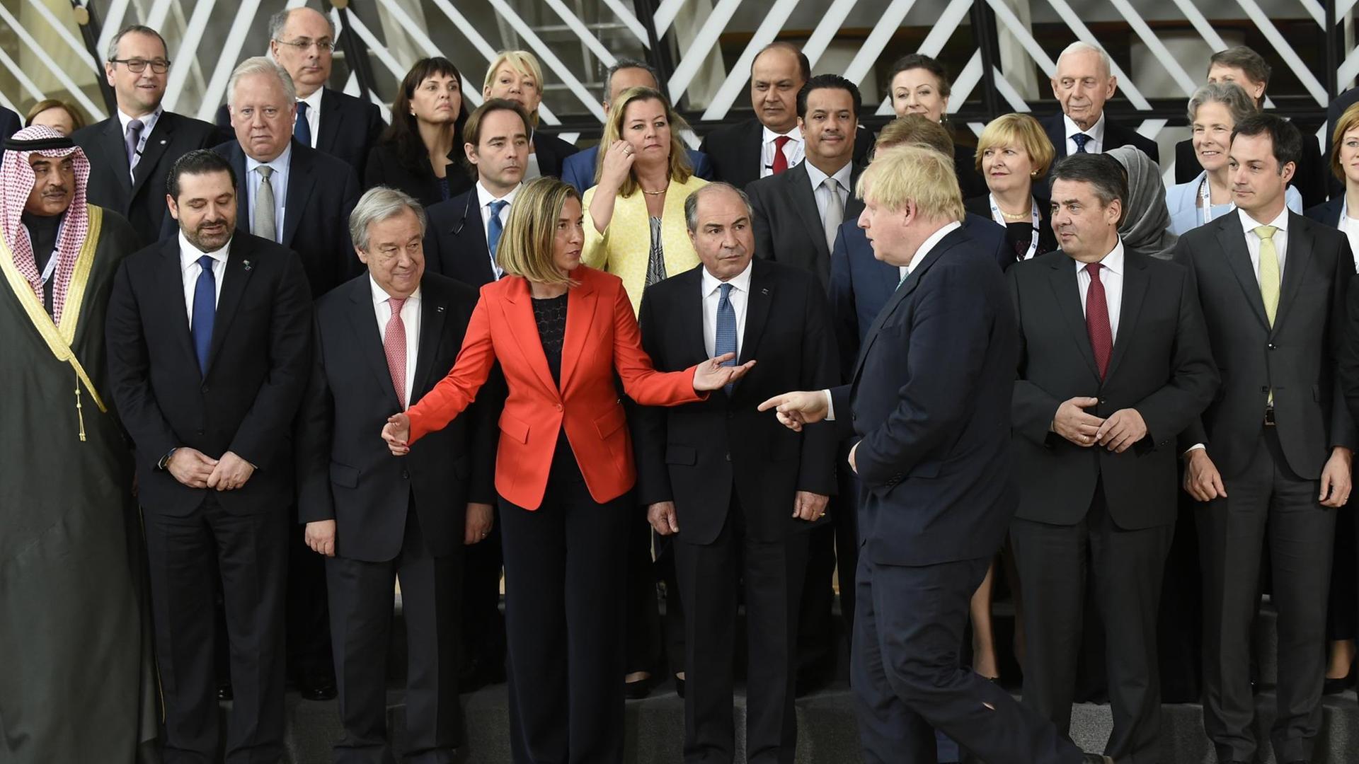 1. Reihe von links nach rechts: Kuwaits Außenminister Sabah Al Khalid Al Sabah, Premierminister des Libanon, Saad al-Hariri, der Generalsekretär der Vereinten Nationen Antonio Guterres, die Außenbeauftragte der Europäischen Union, Federica Mogherini, Jordaniens Premierminister Hani al Mulki, der britische Außenminister Boris Johnson, sein deutscher Kollege Sigmar Gabriel und der belgische Kollege Alexander De Croo zusammen mit anderen Mitgliedern der Delegation bei einem Fotoshooting anlässlich der Syrien-Konferenz in Brüssel am 5. April 2017. AFP PHOTO / JOHN THYS 1. Reihe von links nach rechts: Kuwaits Außenminister Sabah Al Khalid Al Sabah, Premierminister des Libanon, Saad al-Hariri, der Generalsekretär der Vereinten Nationen Antonio Guterres, die Außenbeauftragte der Europäischen Union, Federica Mogherini, Jordaniens Premierminister Hani al Mulki, der britische Außenminister Boris Johnson, sein deutscher Kollege Sigmar Gabriel und der belgische Kollege Alexander De Croo zusammen mit anderen Mitgliedern der Delegation bei einem Fotoshooting anlässlich der Syrien-Konferenz in Brüssel am 5. April 2017. AFP PHOTO / JOHN THYS