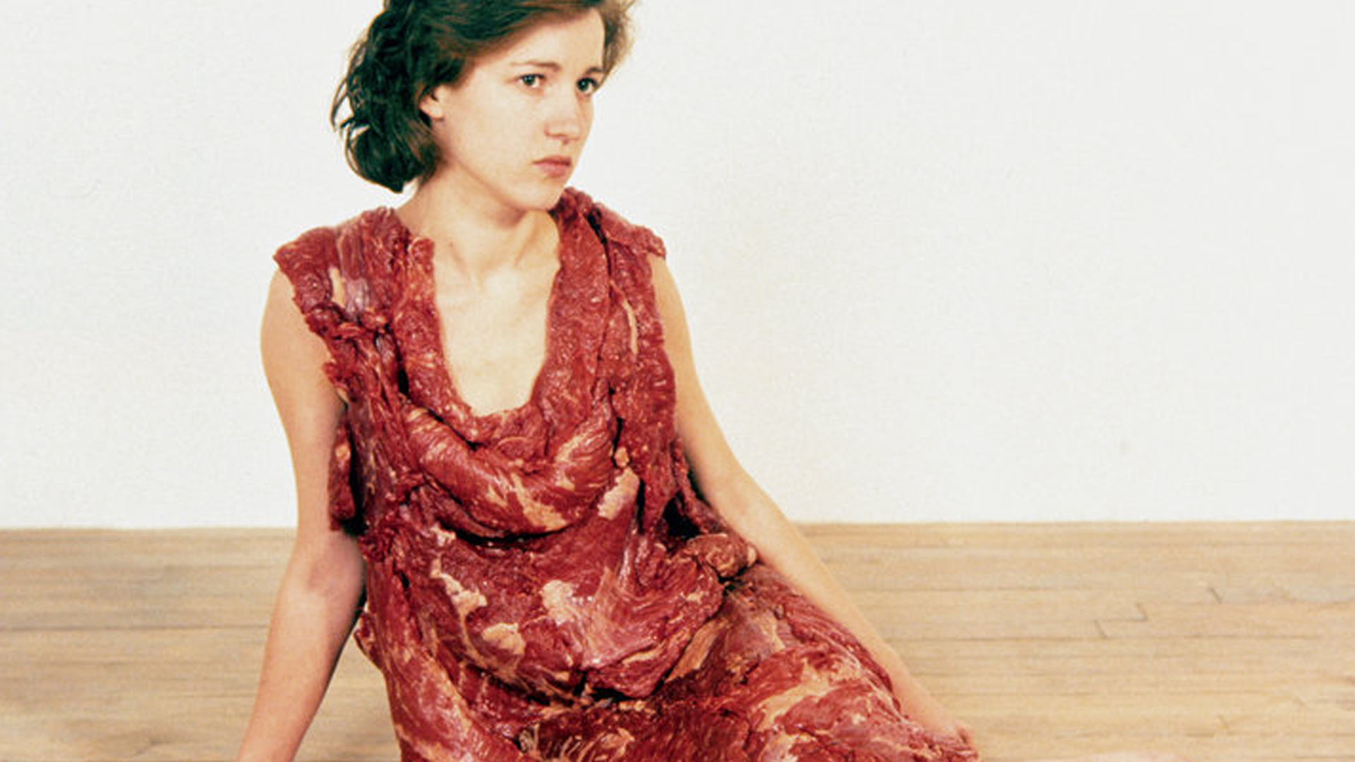 Jana Sterbak in ihrem Fleischkleid "vanitas", 1987 Jana Sterbak in ihrem Fleischkleid "vanitas", 1987