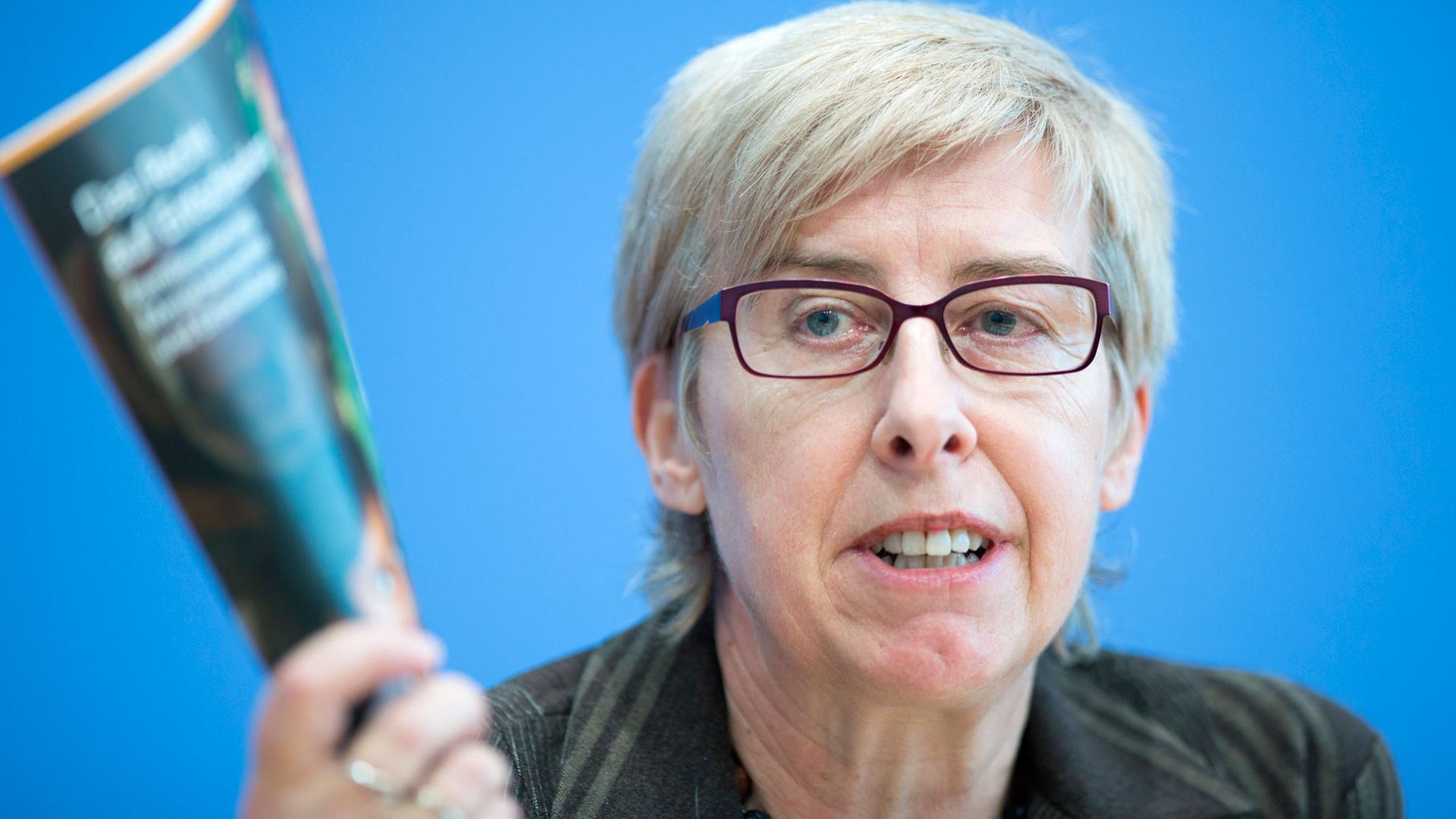 Renate Bähr, Geschäftsführerin der Stiftung Weltbevölkerung, bei einer Pressekonferenz in Berlin (2012).