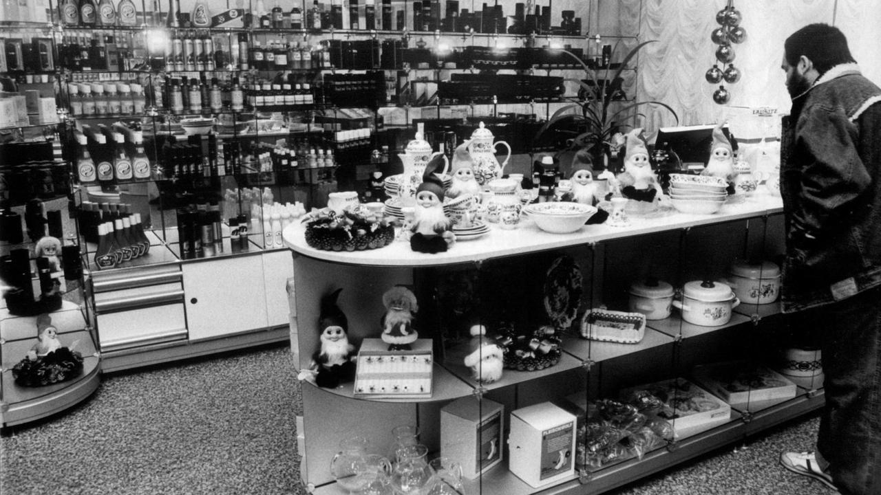Geschäft auf dem Gelände der Waldsiedlung Wandlitz. (23.11.1989) Geschäft auf dem Gelände der Waldsiedlung Wandlitz. (23.11.1989)