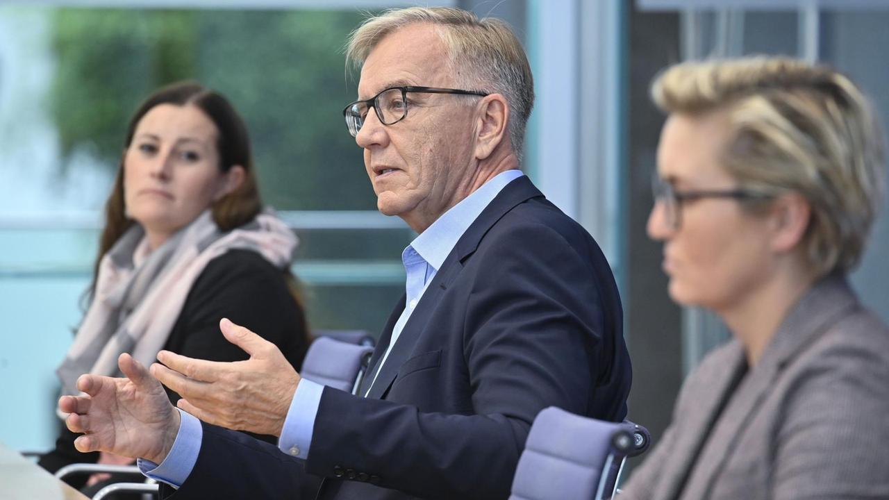 Berlin: Janine Wissler, Spitzenkandidatin und Bundesvorsitzende der Partei Die Linke, Dietmar Bartsch, Spitzenkandidat und Vorsitzender der Bundestagsfraktion der Partei Die Linke, und Susanne Hennig-Wellsow, Bundesvorsitzende der Partei Die Linke, sitzen in der Bundespressekonferenz um sich zum Ausgang der Bundestagswahl zu äußern. Berlin: Janine Wissler, Spitzenkandidatin und Bundesvorsitzende der Partei Die Linke, Dietmar Bartsch, Spitzenkandidat und Vorsitzender der Bundestagsfraktion der Partei Die Linke, und Susanne Hennig-Wellsow, Bundesvorsitzende der Partei Die Linke, sitzen in der Bundespressekonferenz um sich zum Ausgang der Bundestagswahl zu äußern.