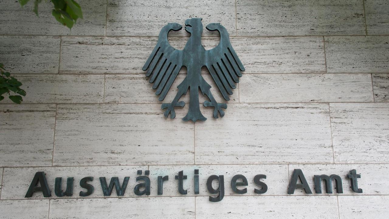 "Auswärtiges Amt" steht am der Außenmauer des Ministeriums in Berlin.