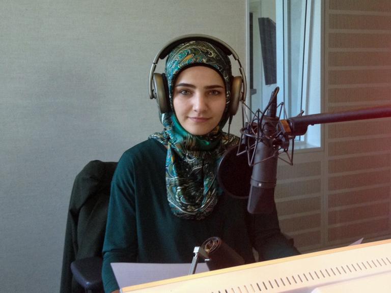 Dr. Tuba Isik, Universität Paderborn in einem Hörfunkstudio des Deutschlandradio Dr. Tuba Isik, Universität Paderborn in einem Hörfunkstudio des Deutschlandradio