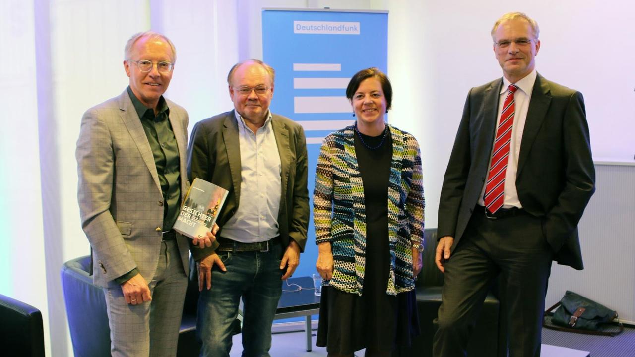 Von links nach rechts: Karl-Rudolf Korte, Lutz Hachmeister, Gudula Geuther und Stefan Raue Von links nach rechts: Karl-Rudolf Korte, Lutz Hachmeister, Gudula Geuther und Stefan Raue