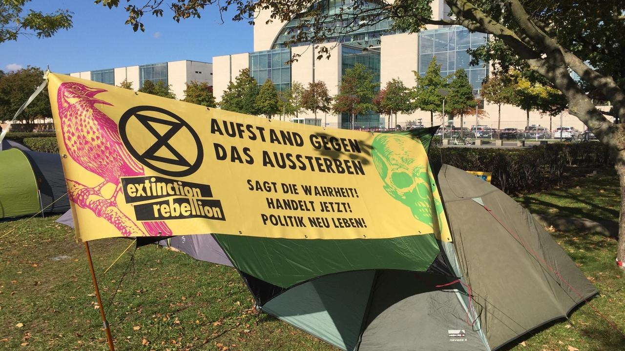 Ein Transparent im Protestlager der Bewegung Extinction Rebellion vor dem Kanzleramt in Berlin Ein Transparent im Protestlager der Bewegung Extinction Rebellion vor dem Kanzleramt in Berlin