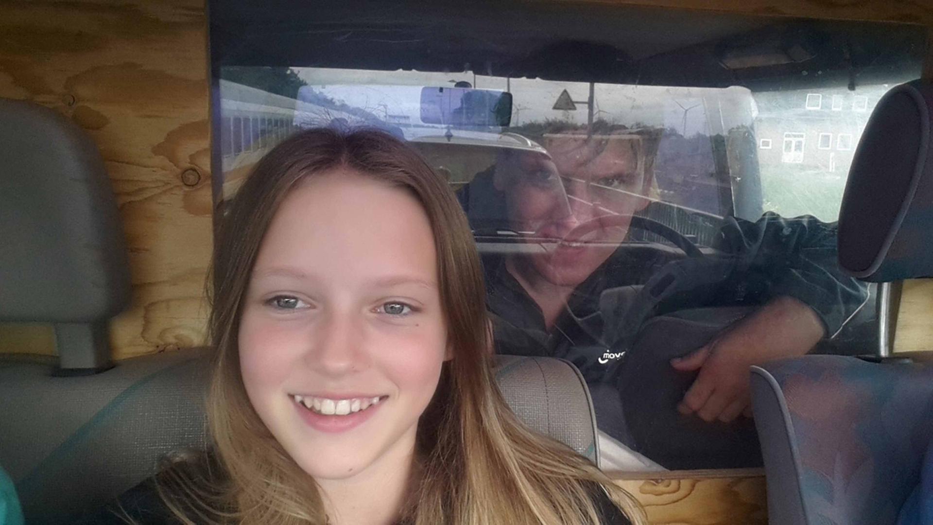 Phillis und Christian im VW-Bus. Phillis und Christian im VW-Bus.