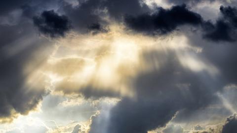 Sonnenstrahlen durchbrechen eine Wolkendecke.