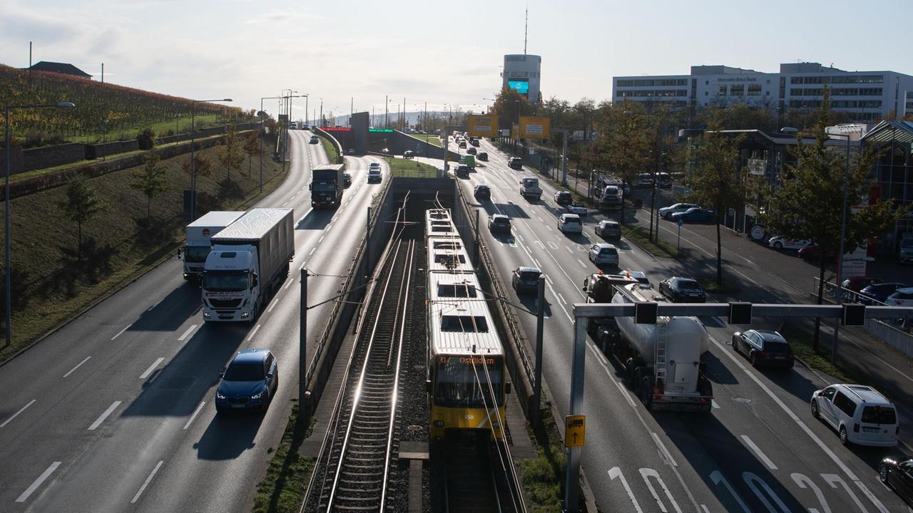 Eine Stadtbahn fährt auf dem Pragsattel neben der B27. Eine Stadtbahn fährt auf dem Pragsattel neben der B27.