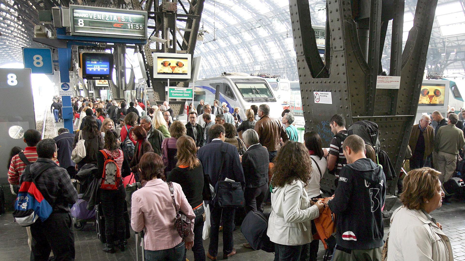 Passagiere warten am Hauptbahnhof von Mailand auf den Zug.