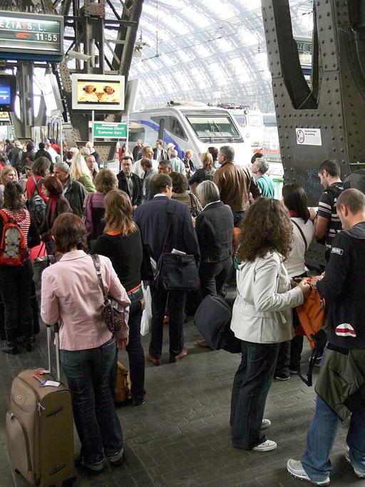 Passagiere warten am Hauptbahnhof von Mailand auf den Zug.