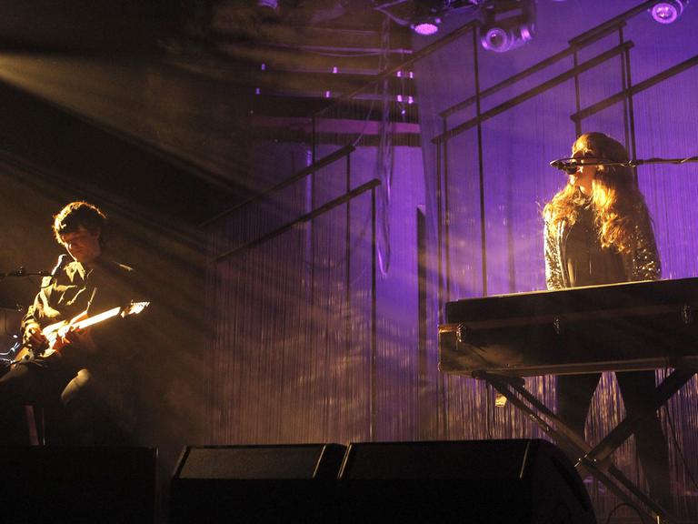 Die Musiker Victoria Legrand und Alex Scally von "Beach House" bei einem Konzert am 15.3.2013 in Madrid -