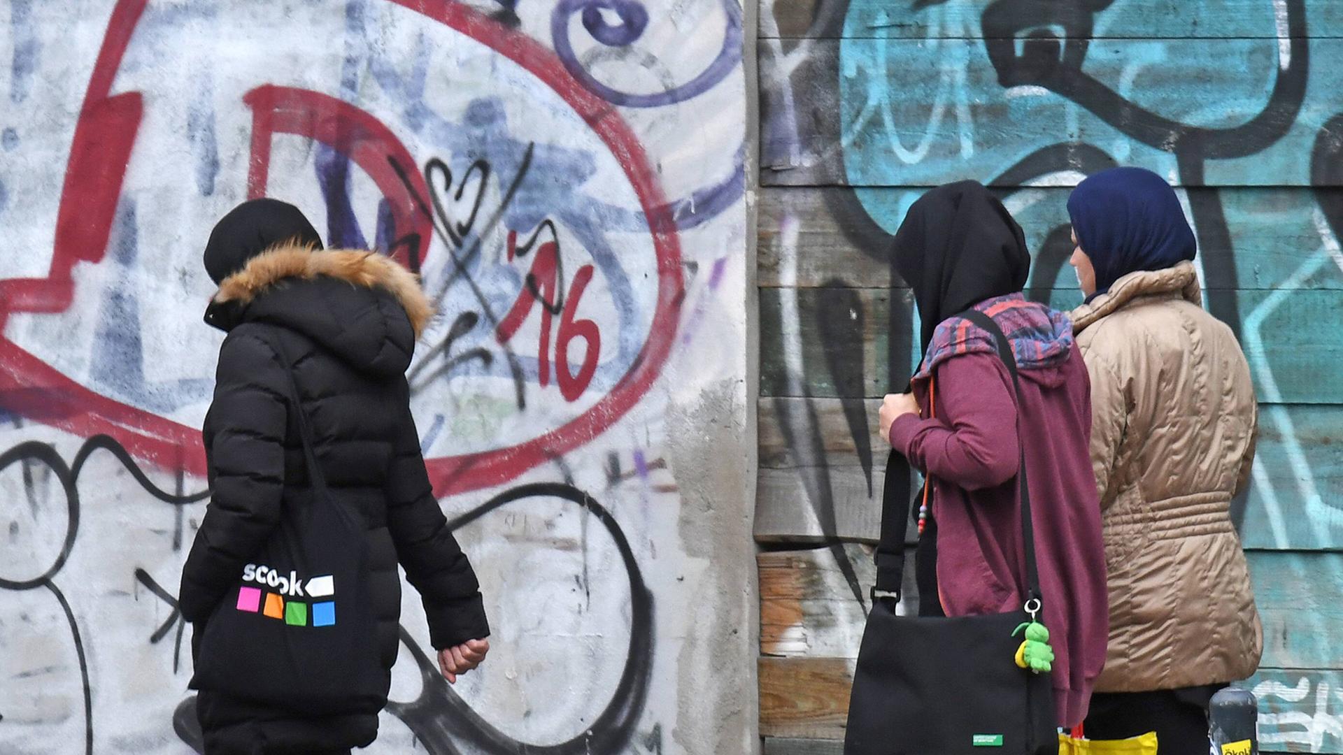 Schüler in der Skalitzer Straße in Berlin-Kreuzberg Schüler in der Skalitzer Straße in Berlin-Kreuzberg