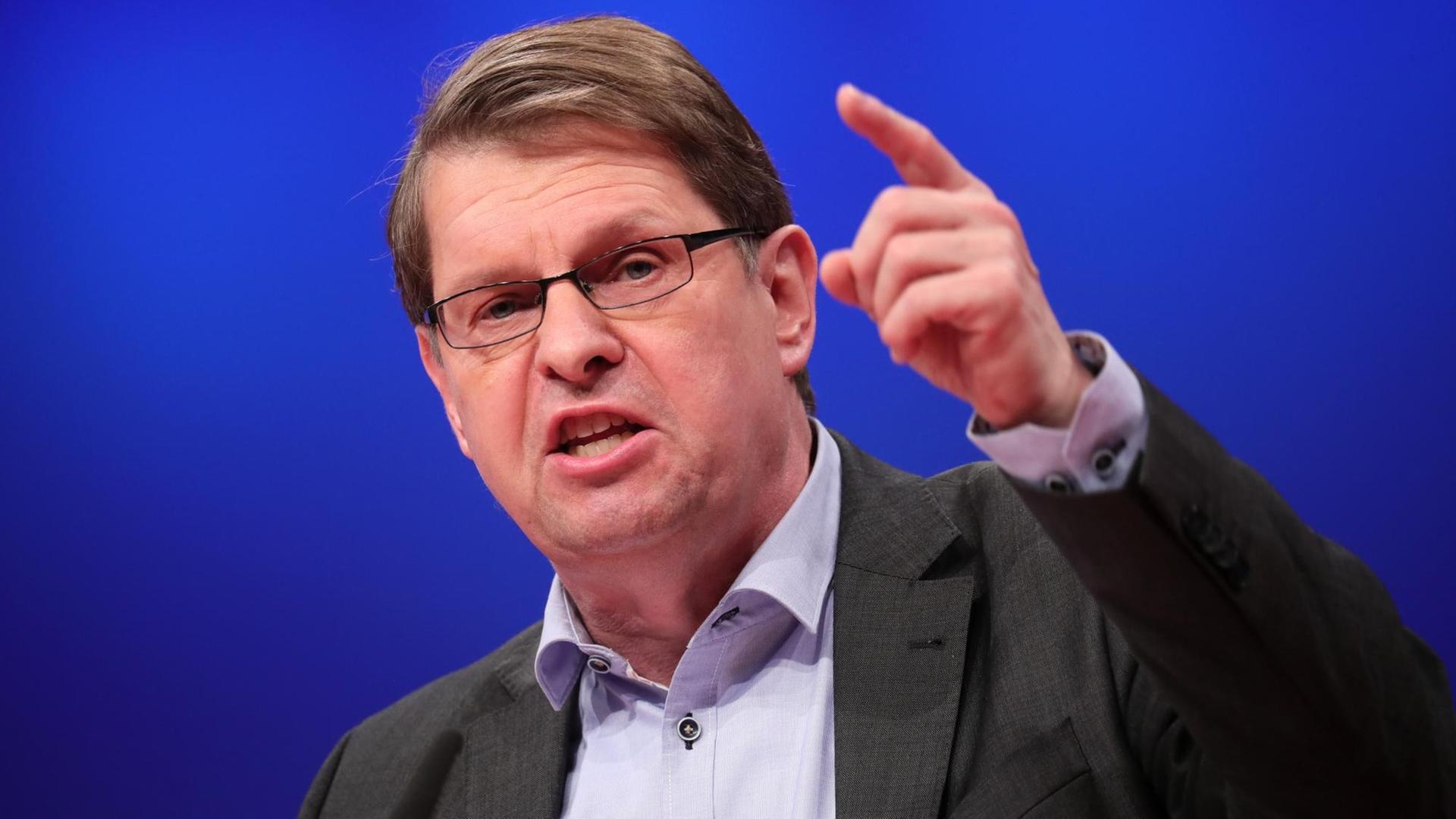 Der stellvertretende SPD-Vorsitzende Stegner mit erhobener Hand Der stellvertretende SPD-Vorsitzende Stegner mit erhobener Hand