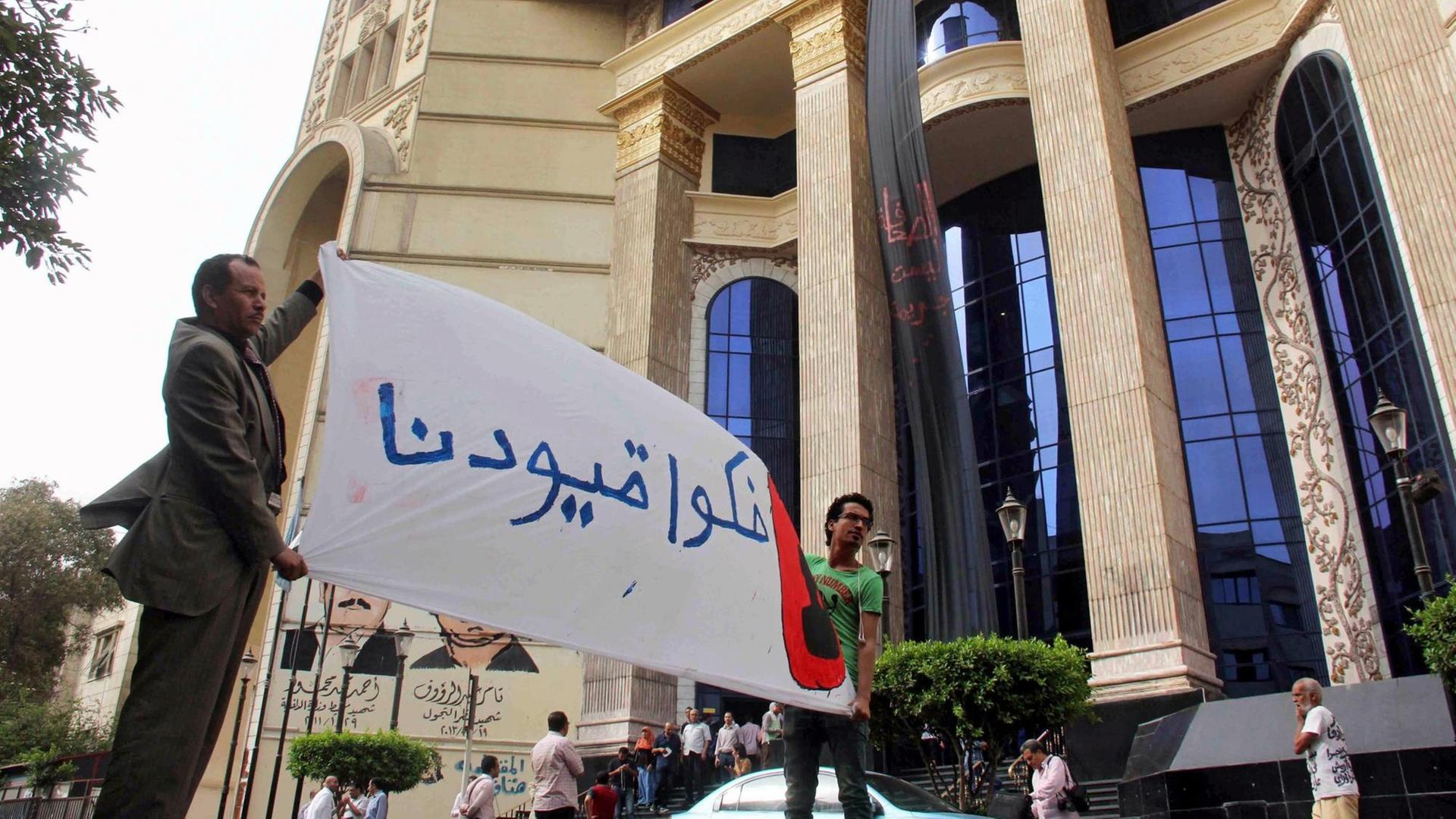 Ägyptische Journalisten protestieren gegen Meinungseinschränkungen in Kairo.