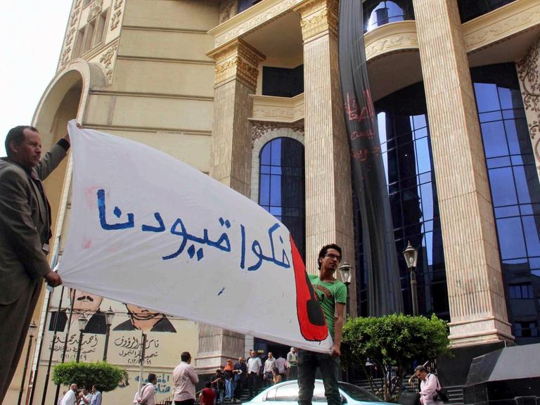 Ägyptische Journalisten protestieren gegen Meinungseinschränkungen in Kairo.