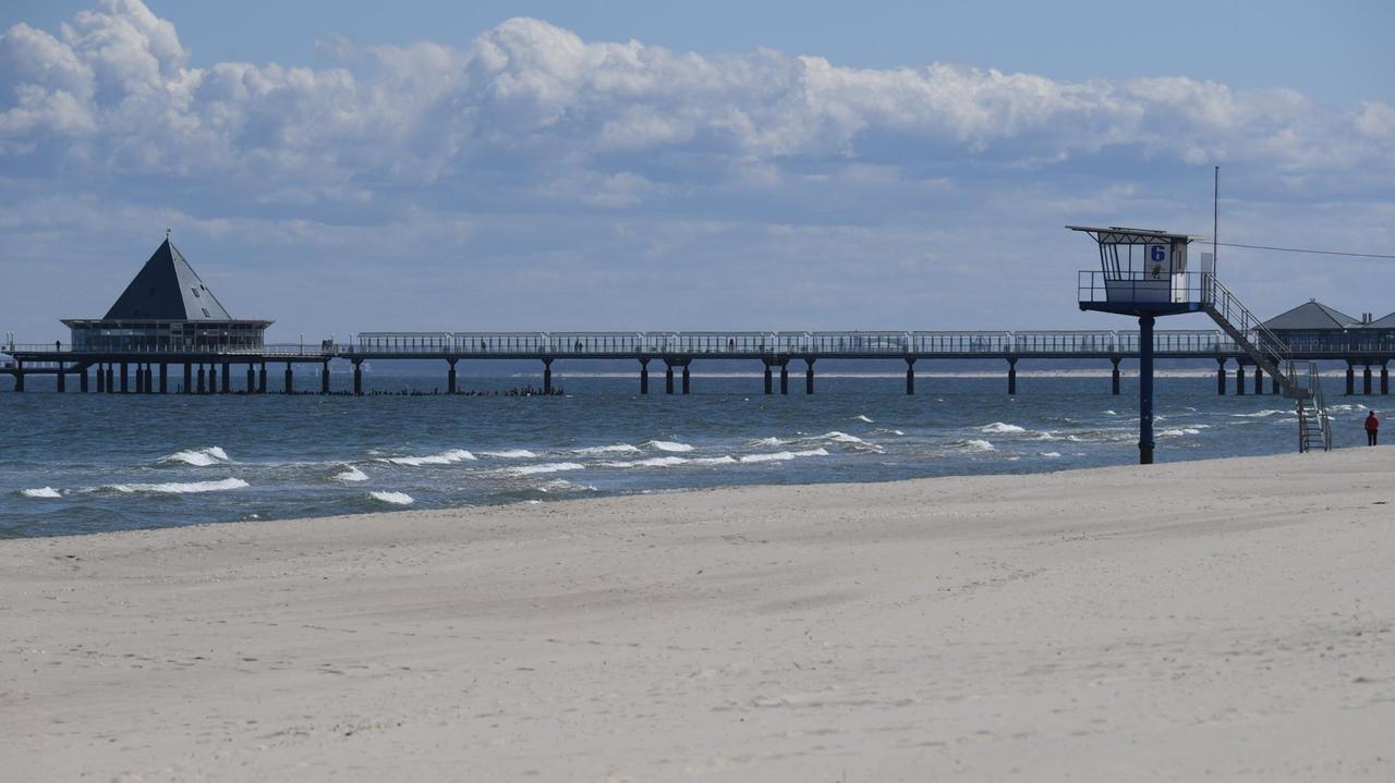 Fast menschenleer ist der Ostseestrand auf der Insel Usedom. Die Corona-Notbremse des Bundes hat in der Nacht zum 24. April zum ersten Mal gegriffen. Fast menschenleer ist der Ostseestrand auf der Insel Usedom. Die Corona-Notbremse des Bundes hat in der Nacht zum 24. April zum ersten Mal gegriffen.
