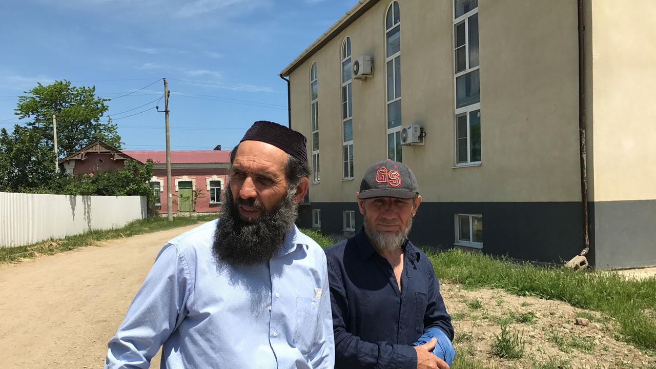 Zwei Männer vor der Privokzalnaja Moschee in Schamchal, russische Nordkaukasus-Republik Dagestan