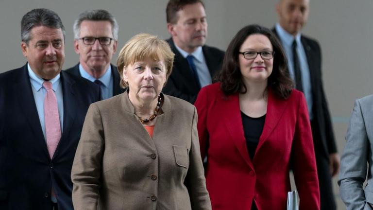 Bundeskanzlerin Merkel mit einigen ihrer Minister, neben ihr geht Arbeitsministerin Nahles