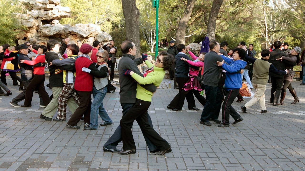 Chinesische Senioren tanzen in einem Park in Peking. Chinesische Senioren tanzen in einem Park in Peking.