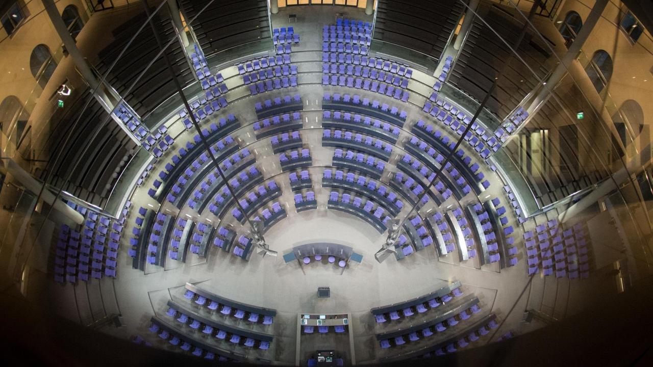 Die Vogelperspektive auf das leere Plenum des Bundestags. Die Vogelperspektive auf das leere Plenum des Bundestags.