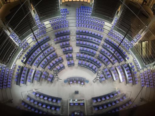 Die Vogelperspektive auf das leere Plenum des Bundestags.