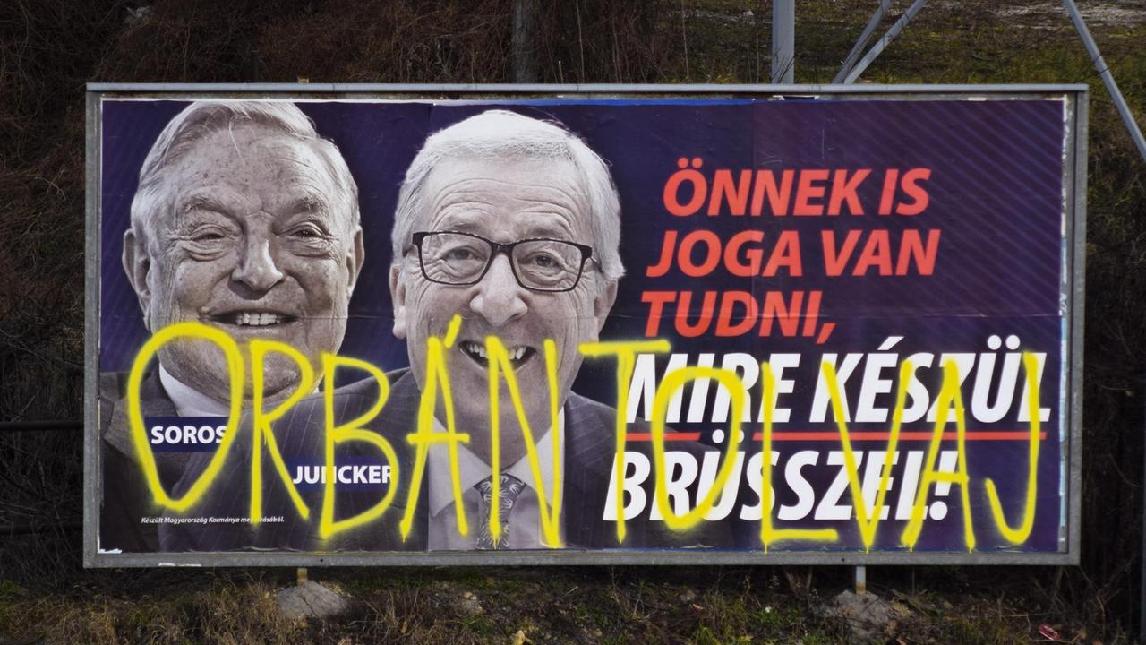 Das Bild zeigt ein Plakat in Budapest. Es ist Teil aus einer Kampagne der ungarischen Regierung mit der Aufschrift "Auch Sie haben ein Recht darauf zu wissen, was Brüssel vor hat." 