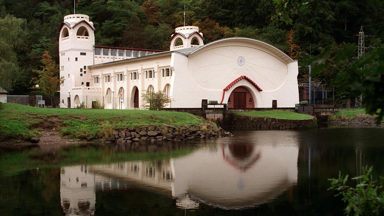 Blick auf das Wasserkraftwerk Heimbach in der Eifel. Seit 1904 produzieren in dem Jugendstil-Gebäude tonnenschwere Generatoren Strom. Heute beherbergt das Kraftwerk außerdem ein Museum. Blick auf das Wasserkraftwerk Heimbach in der Eifel. Seit 1904 produzieren in dem Jugendstil-Gebäude tonnenschwere Generatoren Strom. Heute beherbergt das Kraftwerk außerdem ein Museum.