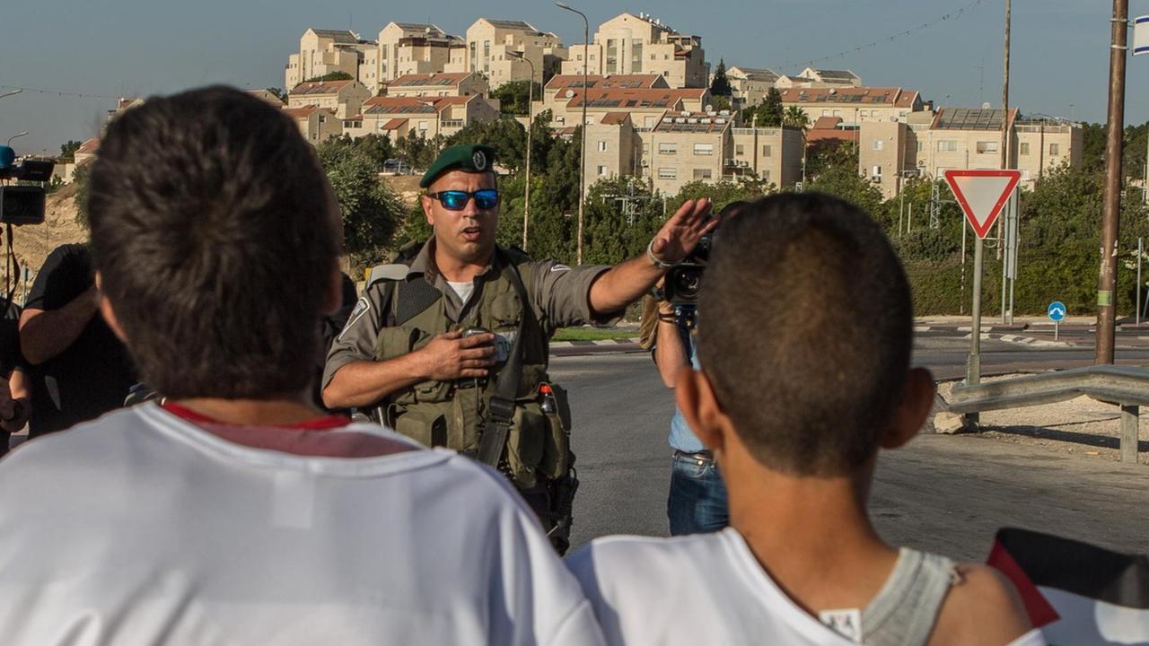 Israelisches Militär versperrt Unterstützern der Bürgerrechtsbewegung Avaaz den Weg Israelisches Militär versperrt Unterstützern der Bürgerrechtsbewegung Avaaz den Weg