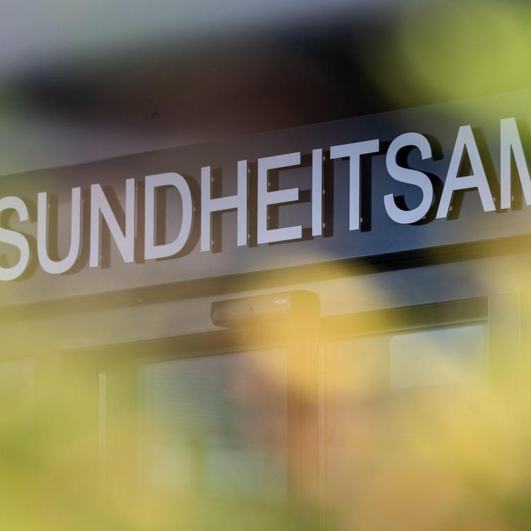 Ein Schriftzug weist auf das Gesundheitsamt Karlsruhe hin
