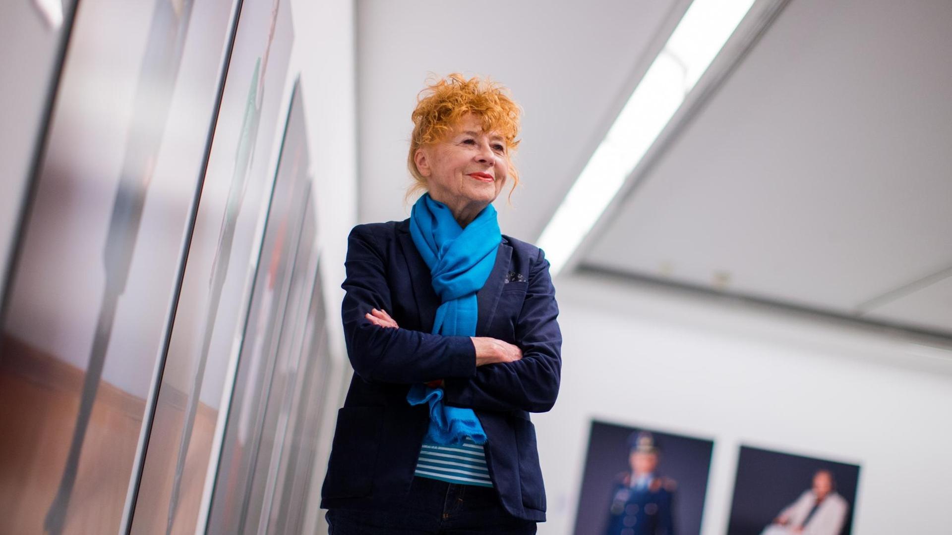 Die Fotografin Herlinde Koelbl in der Ludwig Galerie Schloss Oberhausen vor Fotos ihrer Serie "Kleider machen Leute" (2008 - 2012). Die Fotografin Herlinde Koelbl in der Ludwig Galerie Schloss Oberhausen vor Fotos ihrer Serie "Kleider machen Leute" (2008 - 2012).