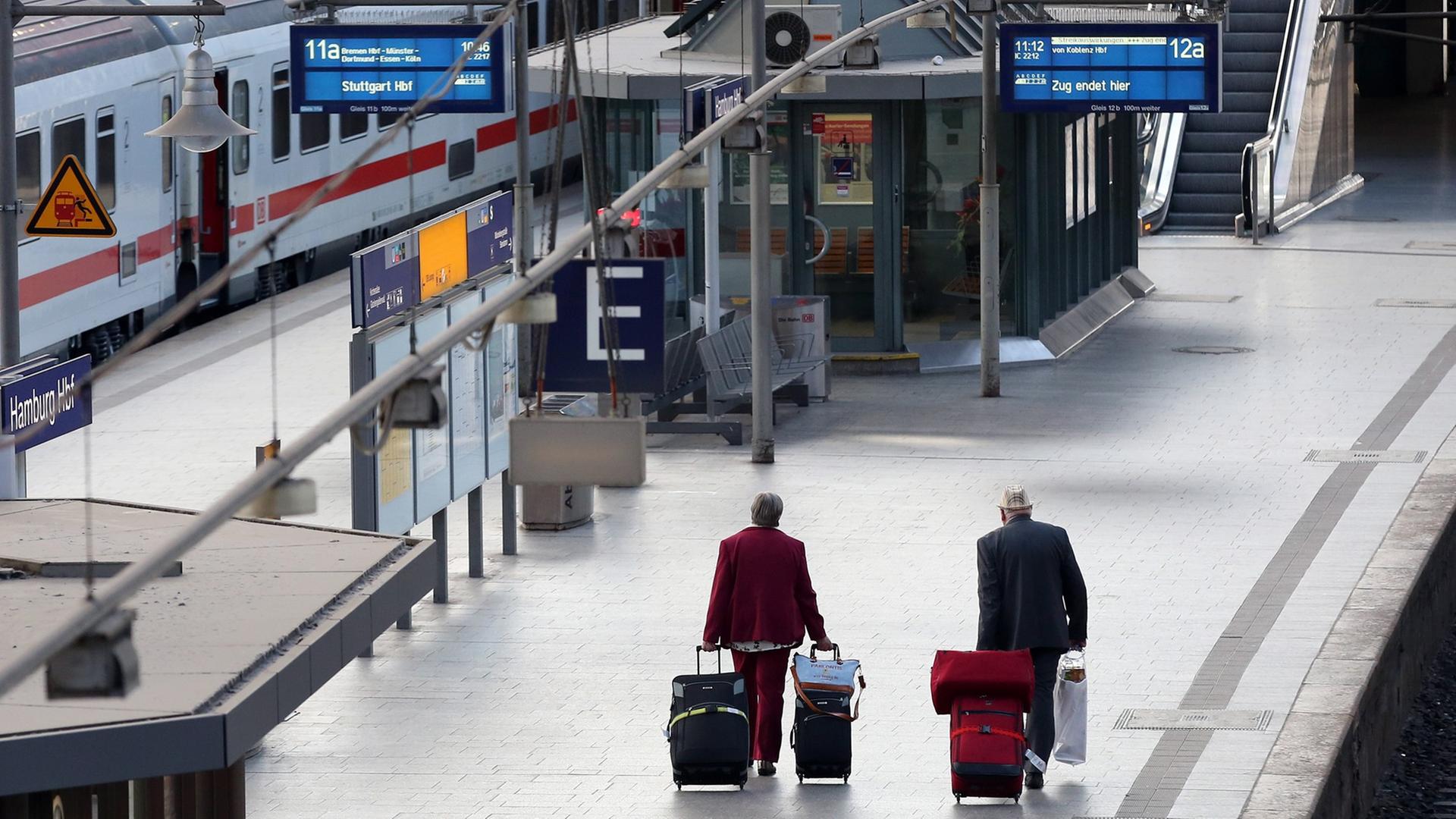 Nur wenige Fahrgäste sind am Vormittag während eines Streiks der Lokführer auf dem Hauptbahnhof in Hamburg unterwegs. Nur wenige Fahrgäste sind am Vormittag während eines Streiks der Lokführer auf dem Hauptbahnhof in Hamburg unterwegs.