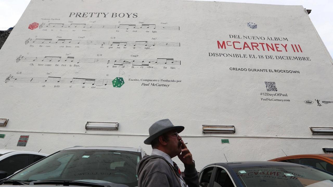 Paul McCartney wirbt in mehreren Städten für sein neues Album, in Mexico City ist das Cover und die Notation für einen Song auf eine Hauswand gemalt.