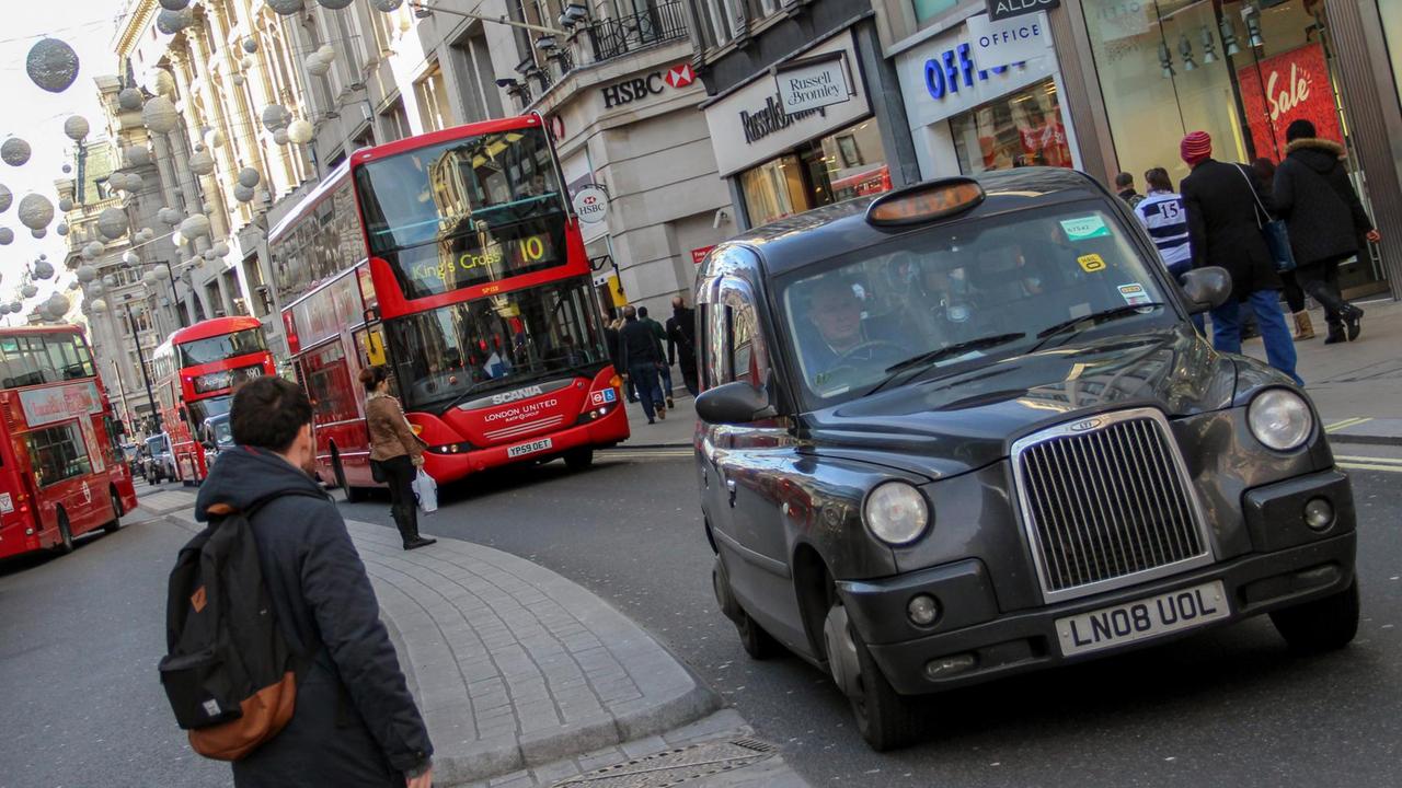 Londoner Cab in der Oxford Street. Londoner Cab in der Oxford Street.