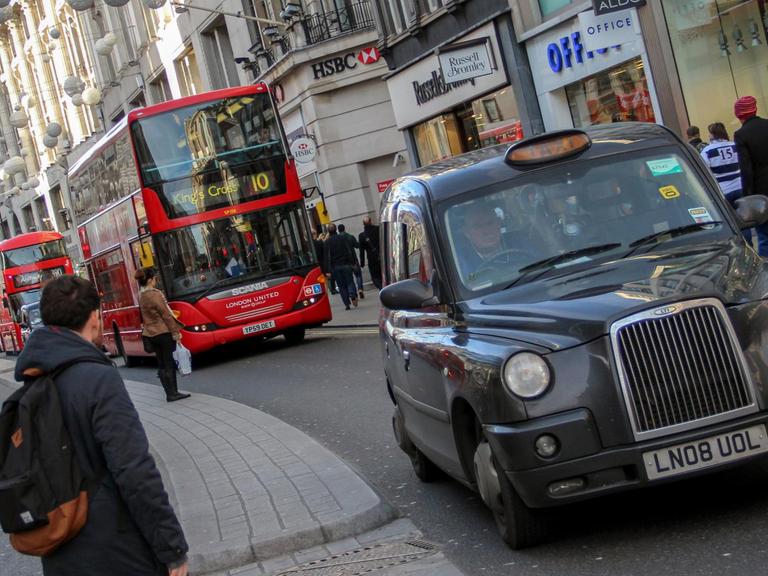 Londoner Cab in der Oxford Street.