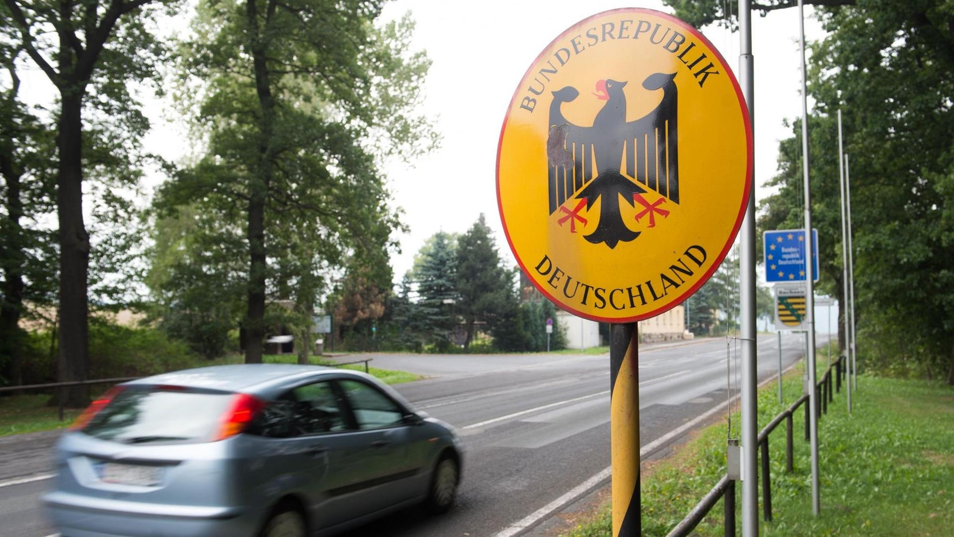 Ein Auto fährt am 14.09.2015 über die deutsch-tschechische Grenze bei Hellendorf (Sachsen. Ein Auto fährt am 14.09.2015 über die deutsch-tschechische Grenze bei Hellendorf (Sachsen.