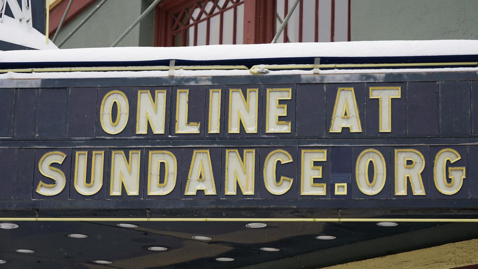 Die Anzeige am berühmten Egyptian Kino in Park City verweist auf die Online-Ausgabe des Sundance-Festivals. Die Anzeige am berühmten Egyptian Kino in Park City verweist auf die Online-Ausgabe des Sundance-Festivals.