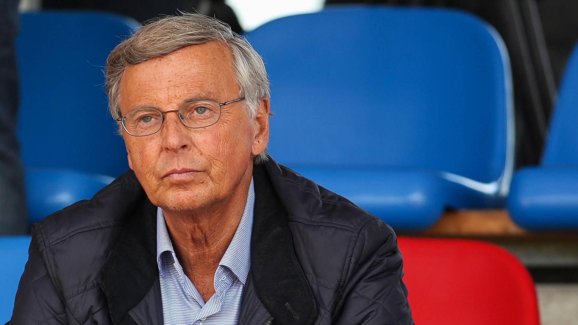 Der CDU-Politiker Wolfgang Bosbach auf der Tribüne im Stadion von Bayer Leverkusen. Der CDU-Politiker Wolfgang Bosbach auf der Tribüne im Stadion von Bayer Leverkusen.
