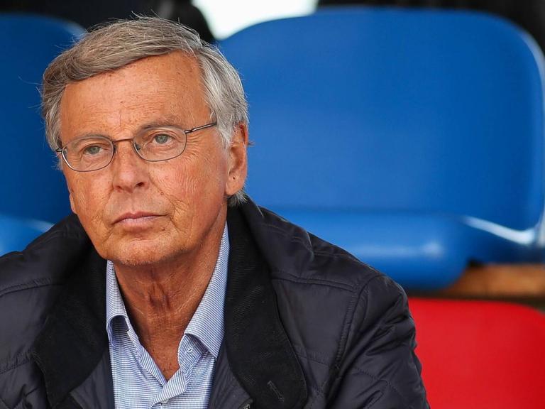 Der CDU-Politiker Wolfgang Bosbach auf der Tribüne im Stadion von Bayer Leverkusen.