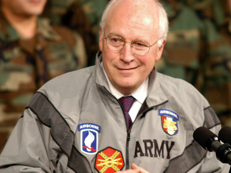 Der ehemalige US-Vizepräsident Richard "Dick" Cheney besucht am 27.1.2004 das Hauptquartier der südeuropäischen Einsatzkräfte (SETAF) der US-Armee in Vicenza. Der ehemalige US-Vizepräsident Richard "Dick" Cheney besucht am 27.1.2004 das Hauptquartier der südeuropäischen Einsatzkräfte (SETAF) der US-Armee in Vicenza.
