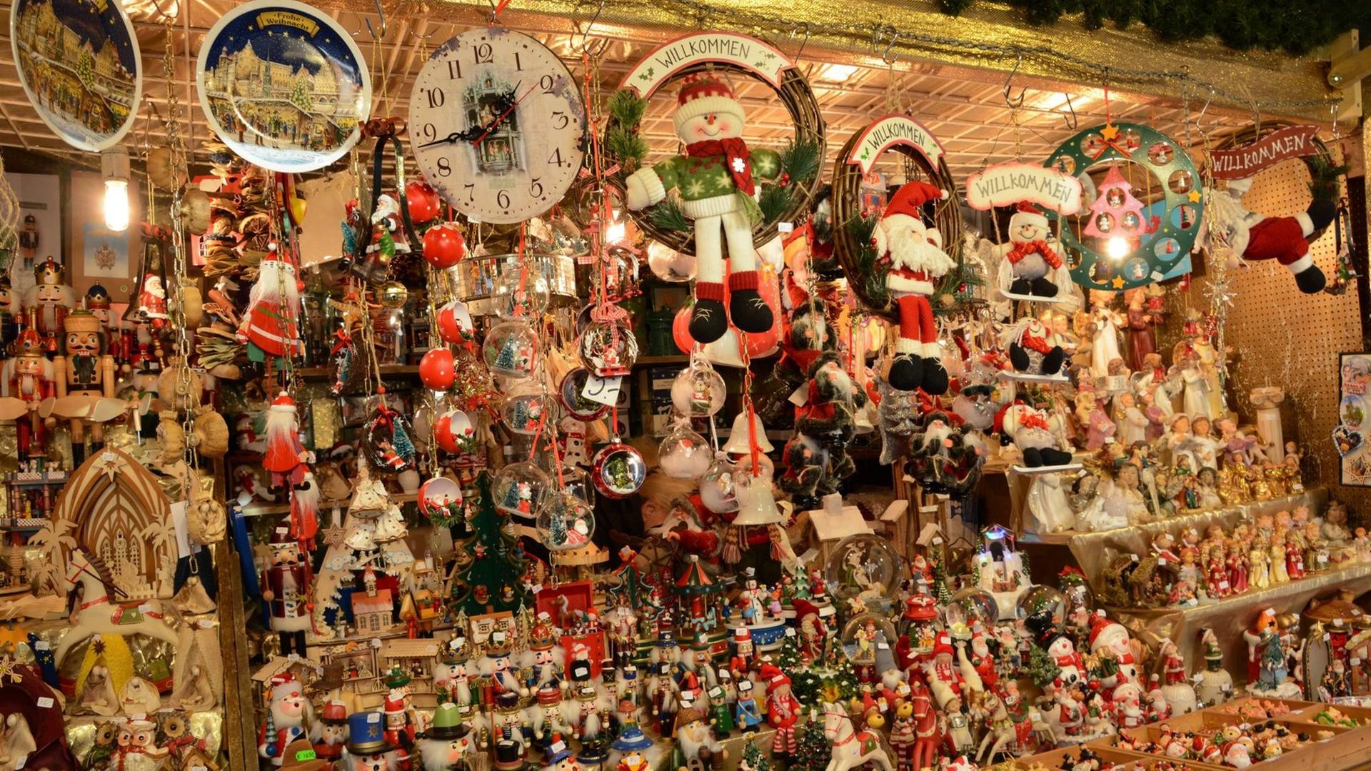 Deko-Angebote auf dem Weihnachtsmarkt auf dem Marienplatz in München. Deko-Angebote auf dem Weihnachtsmarkt auf dem Marienplatz in München.