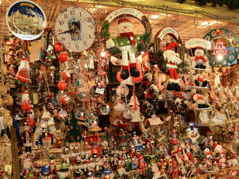 Deko-Angebote auf dem Weihnachtsmarkt auf dem Marienplatz in München.
