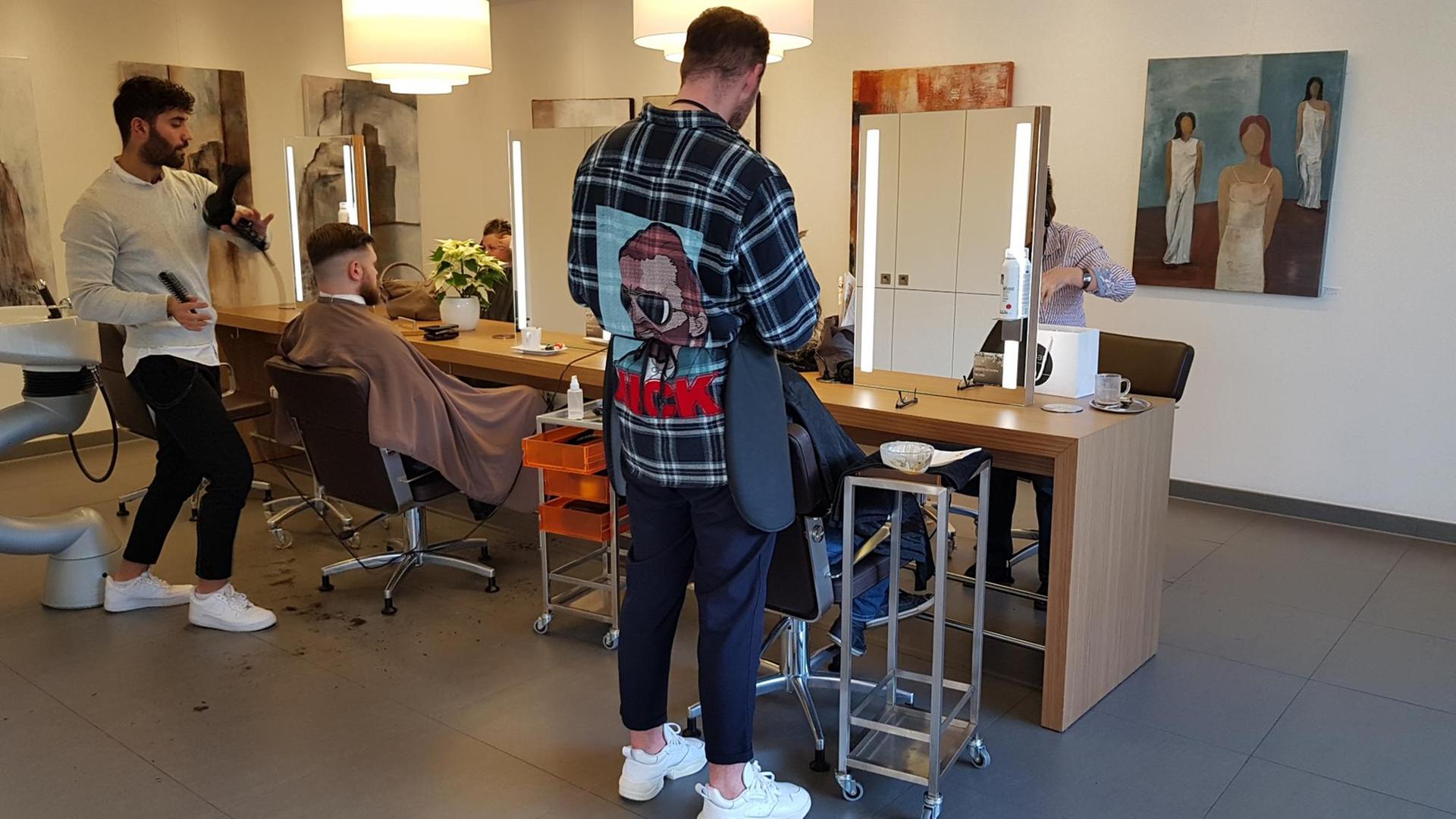 Auszubildende arbeiten in einem Frisörsalon in Willich Auszubildende arbeiten in einem Frisörsalon in Willich